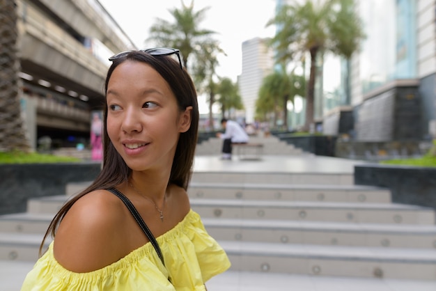 Jonge mooie toeristenvrouw die de stad van Bangkok onderzoekt