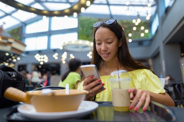 Jonge mooie toeristenvrouw die de stad van Bangkok onderzoekt