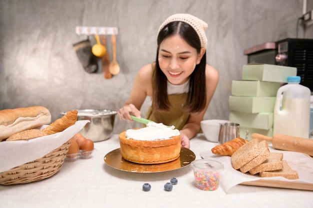 Jonge mooie vrouw bakt in haar keukenbakkerij en koffiewinkelbedrijf