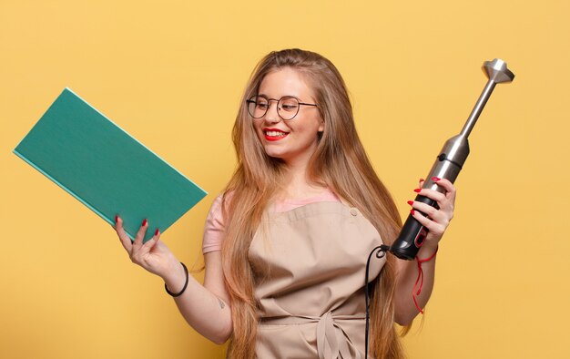 Jonge mooie vrouw. blij en verrast expressie bakker blender concept