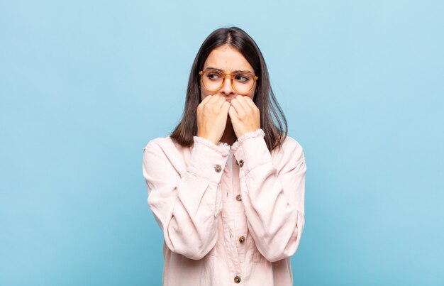 Jonge mooie vrouw die bezorgd, angstig geïsoleerd kijkt