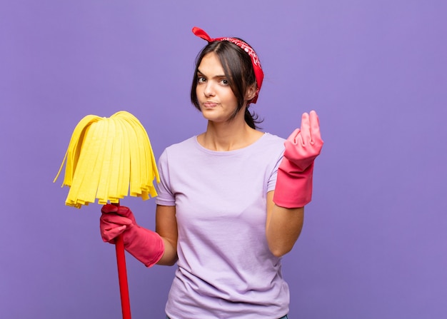 Jonge mooie vrouw die capice of geldgebaar maakt, die u zegt uw schulden te betalen!