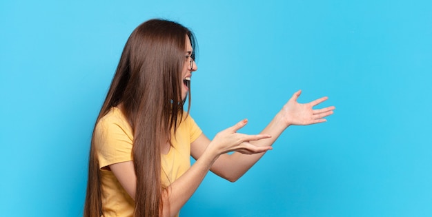 jonge mooie vrouw die een emotie uitdrukt met een kopieerruimte