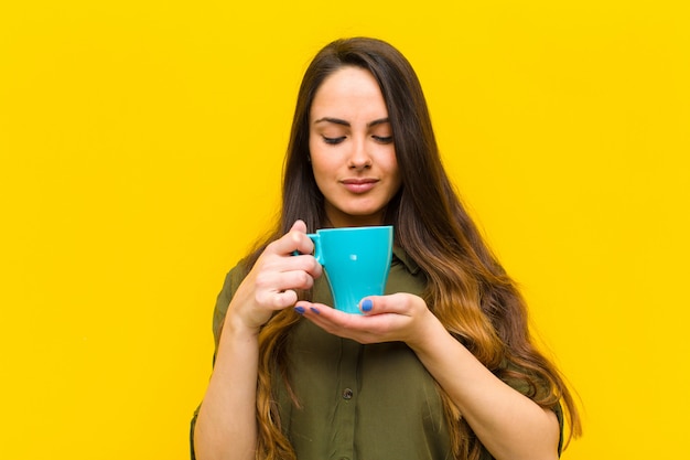 Jonge mooie vrouw die een hete koffie heeft