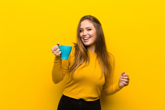 Jonge mooie vrouw die een koffie heeft