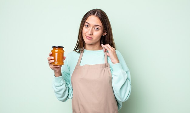 jonge mooie vrouw die er arrogant, succesvol, positief en trots uitziet. perzik gelei concept