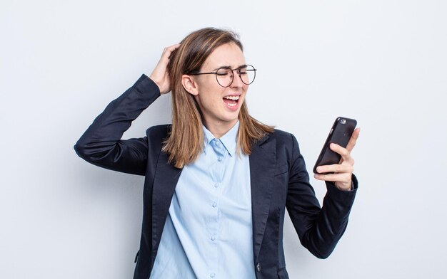 Jonge mooie vrouw die gelukkig glimlacht en dagdroomt of twijfelt. bedrijfsconcept