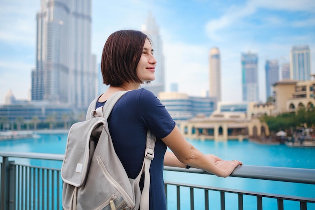 Jonge mooie vrouw die geniet van het uitzicht op het centrum van dubai