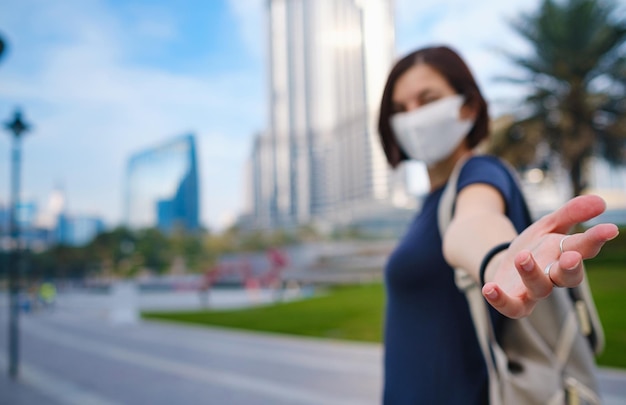 Jonge mooie vrouw die geniet van het uitzicht op het centrum van Dubai