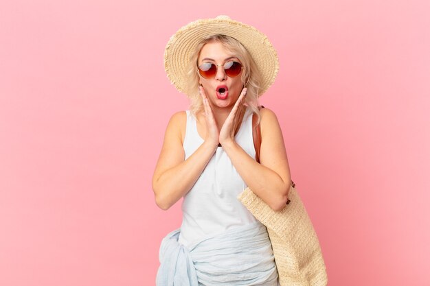 Jonge mooie vrouw die geschokt en bang voelt. zomer toeristische concept