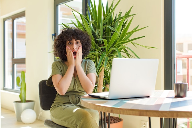 Jonge mooie vrouw die geschokt voelt