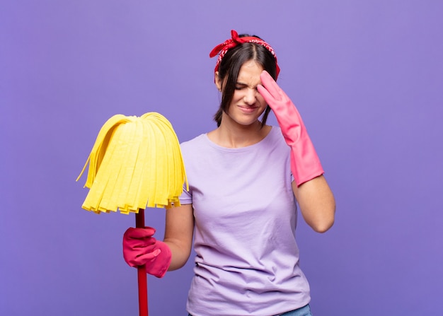 Jonge mooie vrouw die gestrest en gefrustreerd kijkt, onder druk werkt met hoofdpijn en last heeft van problemen