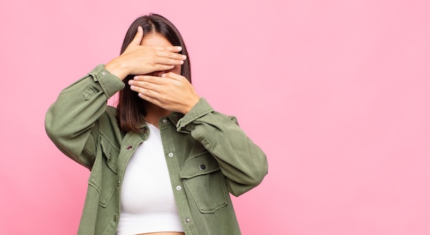 Jonge mooie vrouw die gezicht behandelt met beide handen die nee zeggen tegen de camera! afbeeldingen weigeren of foto's verbieden