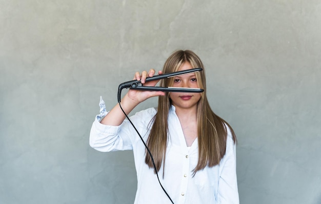 Jonge mooie vrouw die haar lang haar rechtmaakt