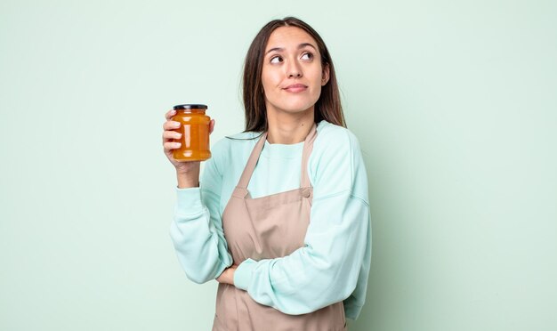 Jonge mooie vrouw die haar schouders ophaalt, zich verward en onzeker voelt. perzik gelei concept