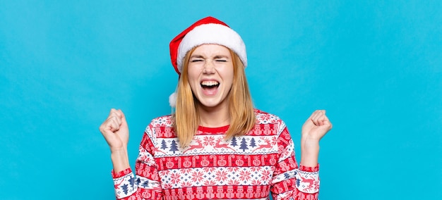 Jonge mooie vrouw die Kerstmiskleren draagt