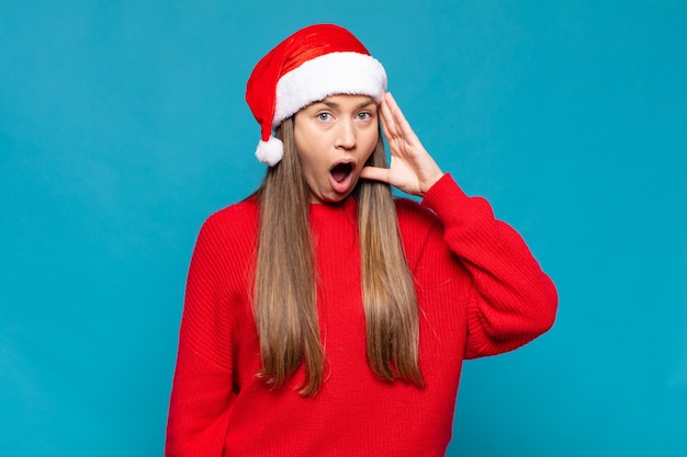 Jonge mooie vrouw die Kerstmiskleren draagt