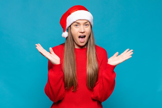 Jonge mooie vrouw die Kerstmiskleren draagt