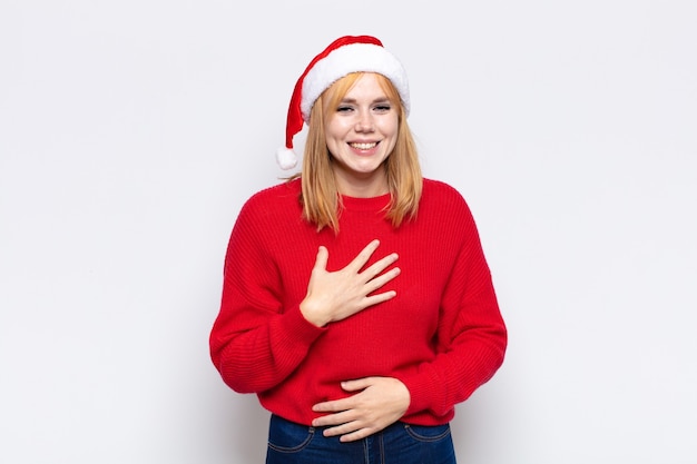 Jonge mooie vrouw die Kerstmiskleren draagt