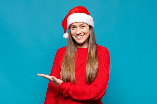 Jonge mooie vrouw die Kerstmiskleren draagt