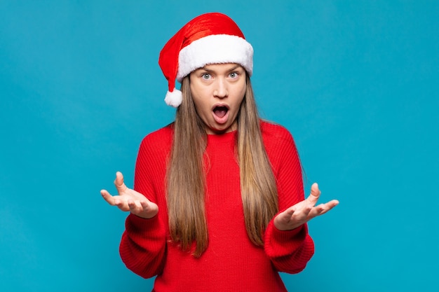 Jonge mooie vrouw die kerstmiskleren draagt