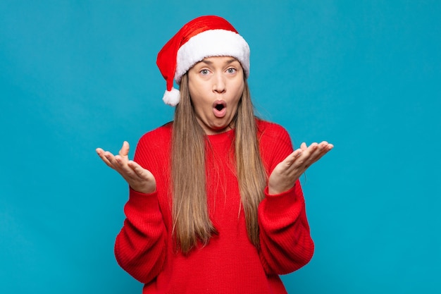 Jonge mooie vrouw die kerstmiskleren draagt