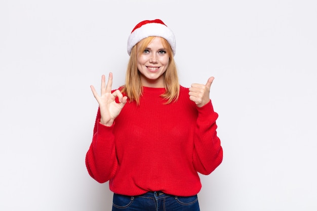 Jonge mooie vrouw die Kerstmiskleren draagt