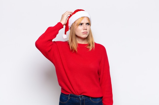 Jonge mooie vrouw die Kerstmiskleren draagt