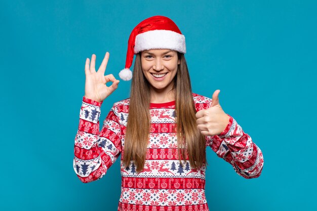 Jonge mooie vrouw die Kerstmiskleren draagt