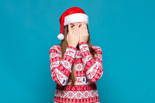 Jonge mooie vrouw die Kerstmiskleren draagt