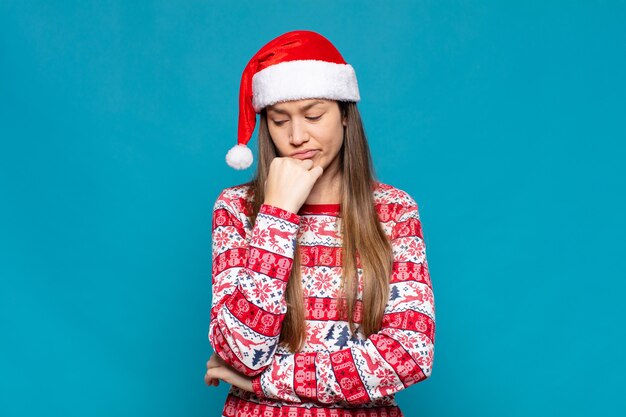 Jonge mooie vrouw die Kerstmiskleren draagt