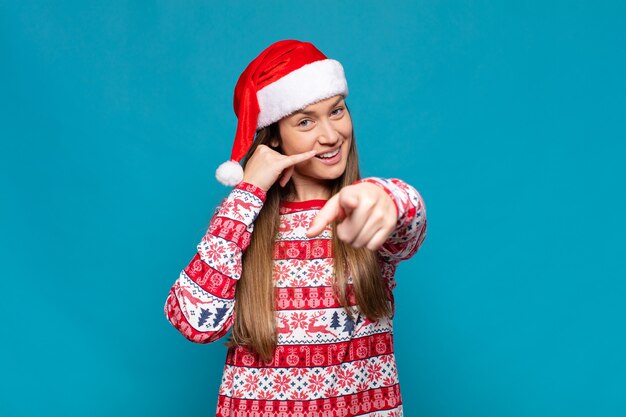 Jonge mooie vrouw die Kerstmiskleren draagt