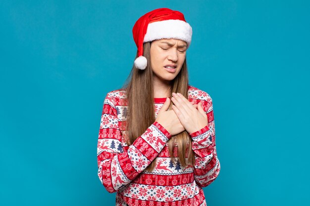 Jonge mooie vrouw die Kerstmiskleren draagt