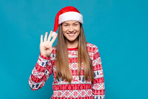 Jonge mooie vrouw die Kerstmiskleren draagt