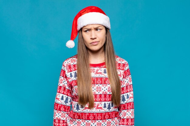 Jonge mooie vrouw die Kerstmiskleren draagt