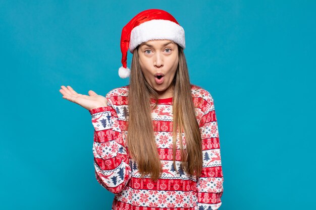 Jonge mooie vrouw die Kerstmiskleren draagt