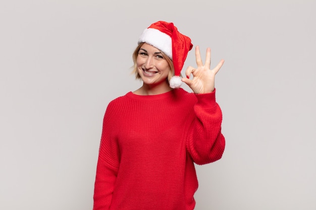 Jonge mooie vrouw die Kerstmiskleren draagt