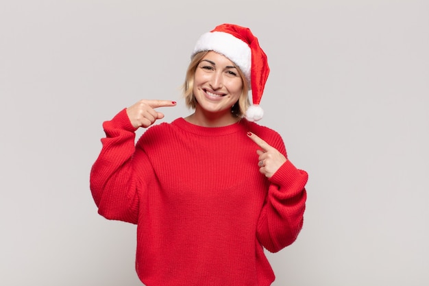 Jonge mooie vrouw die Kerstmiskleren draagt