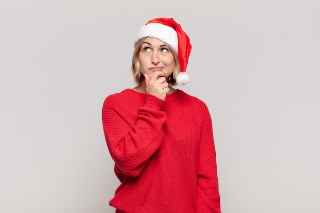 Jonge mooie vrouw die kerstmiskleren draagt