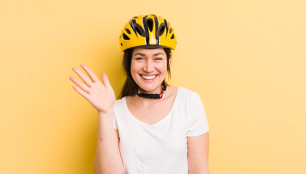 Jonge mooie vrouw die lacht en er vriendelijk uitziet met nummer vijf fietshelmconcept