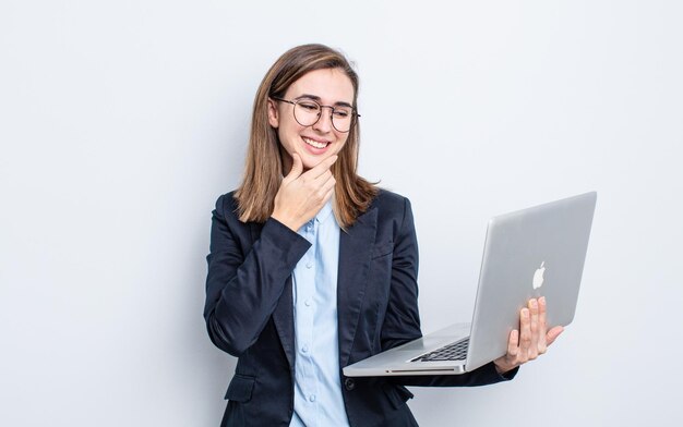 Jonge mooie vrouw die lacht met een gelukkige, zelfverzekerde uitdrukking met de hand op de kin