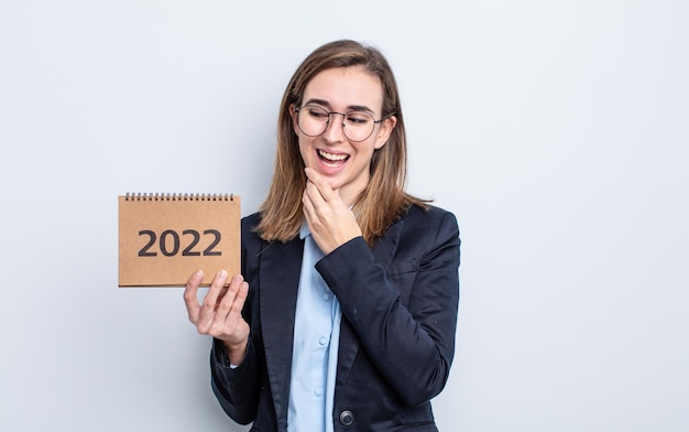 Jonge mooie vrouw die lacht met een gelukkige zelfverzekerde uitdrukking met de hand op het concept van de kinkalender