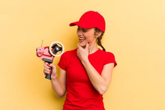 Jonge mooie vrouw die lacht met een gelukkige zelfverzekerde uitdrukking met de hand op het concept van de kinpacker