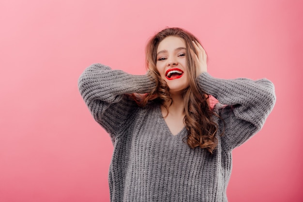 Jonge mooie vrouw die lacht