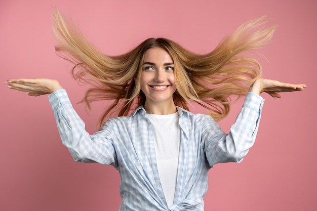 Jonge, mooie vrouw die met haar haar speelt