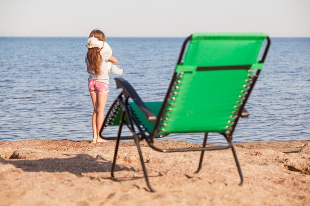 Jonge mooie vrouw die op de oceaan rust.