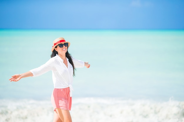 Jonge mooie vrouw die pret op tropische kust heeft. caribisch eiland