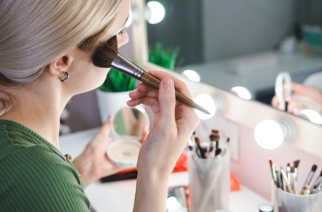 Jonge mooie vrouw die samenstelling maakt