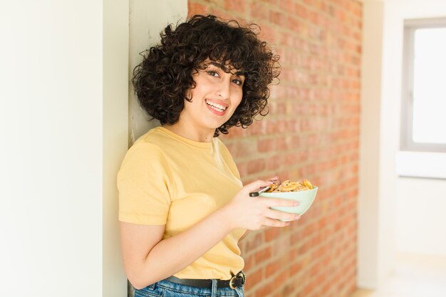 Jonge mooie vrouw die thuis ontbijt