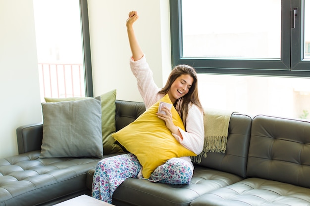 Jonge mooie vrouw die thuis ontbijt